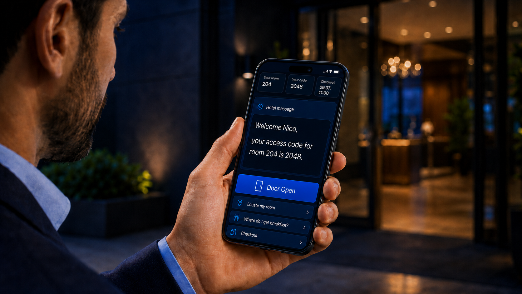 Ved innsjekking mottar Nico adgangsopplysningene via e-post, SMS eller WhatsApp og kan åpne inngangen fra smarttelefonen.